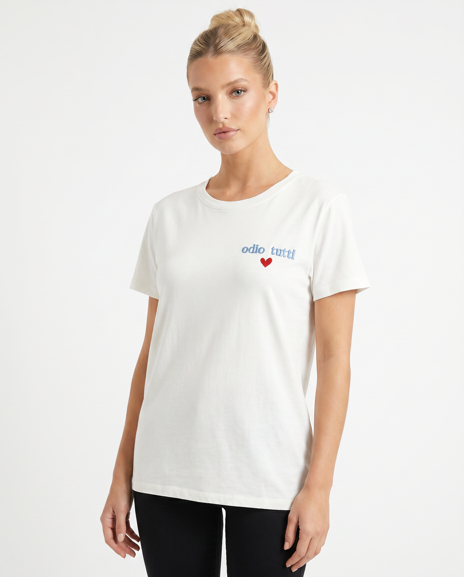 T-shirt con scritta "odio tutti"