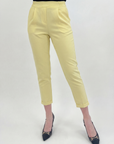 Pantaloni a sigaretta con svolta