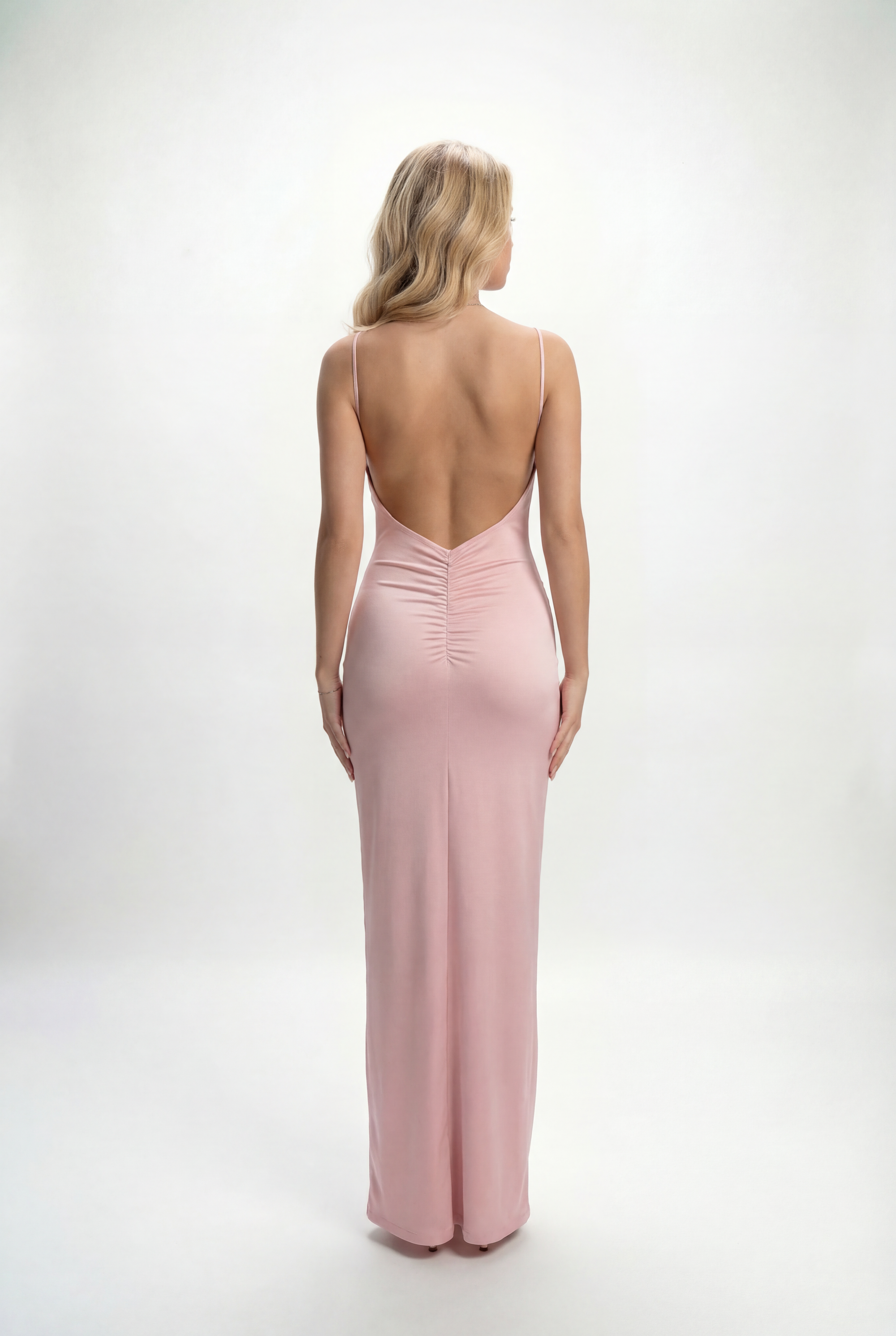 Abito lungo aderente con spalline sottili