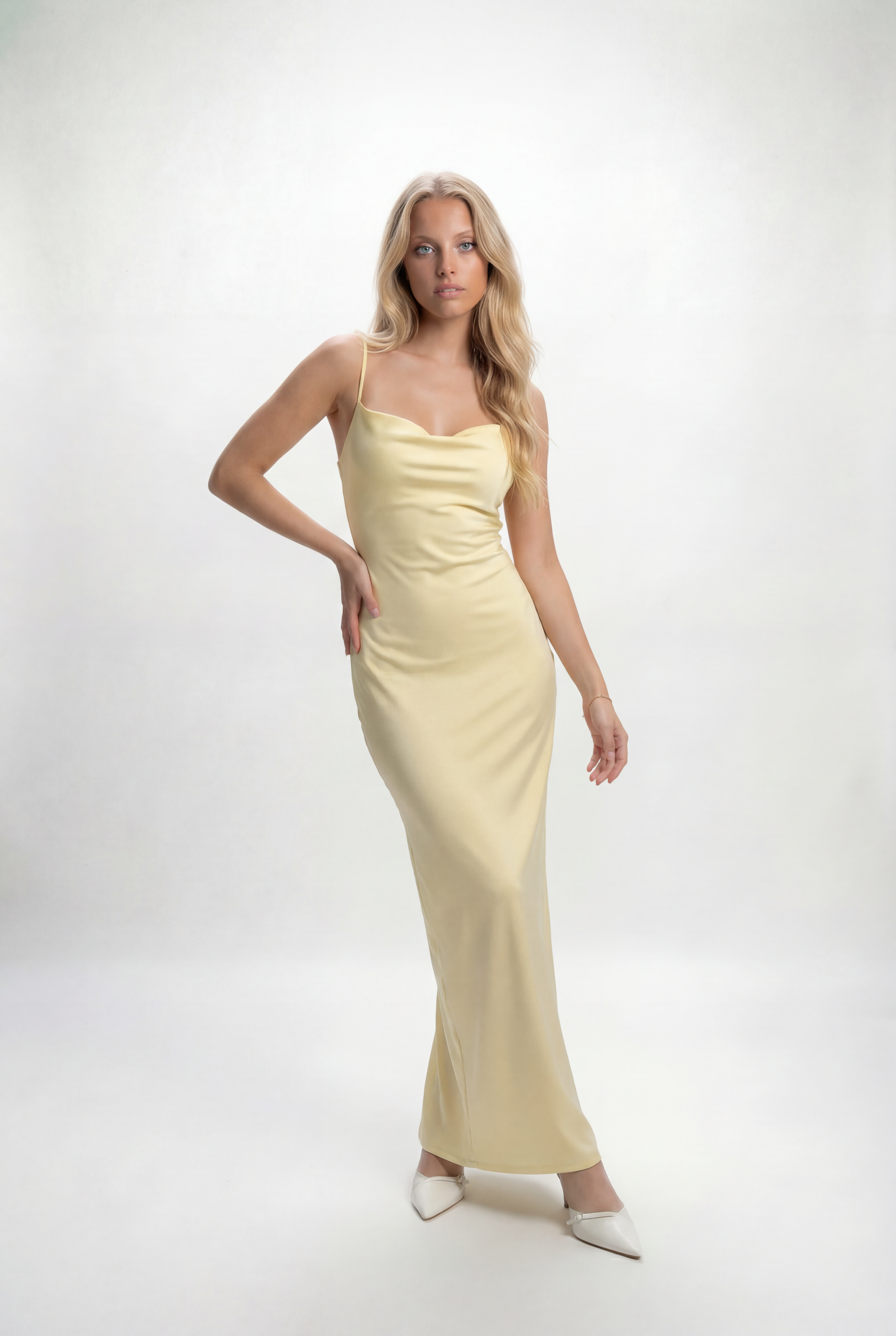 Abito lungo aderente con spalline sottili