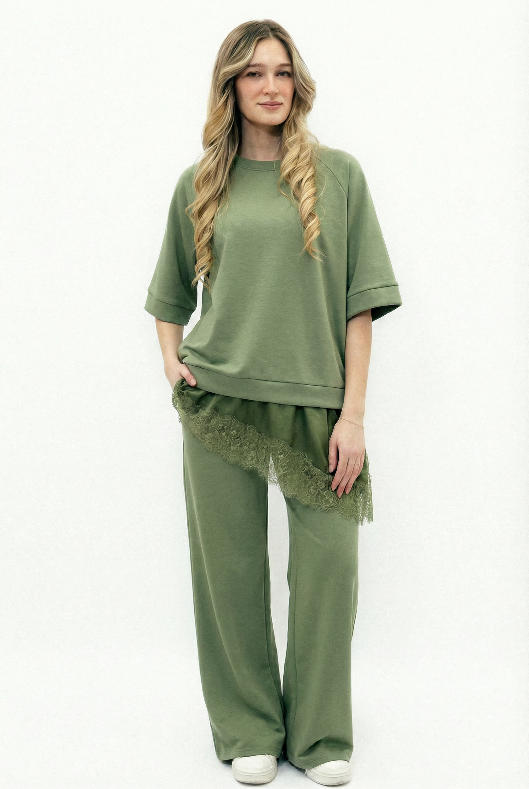 Completo Felpa e Pantaloni con Inserto in Pizzo – Eleganza Casual
