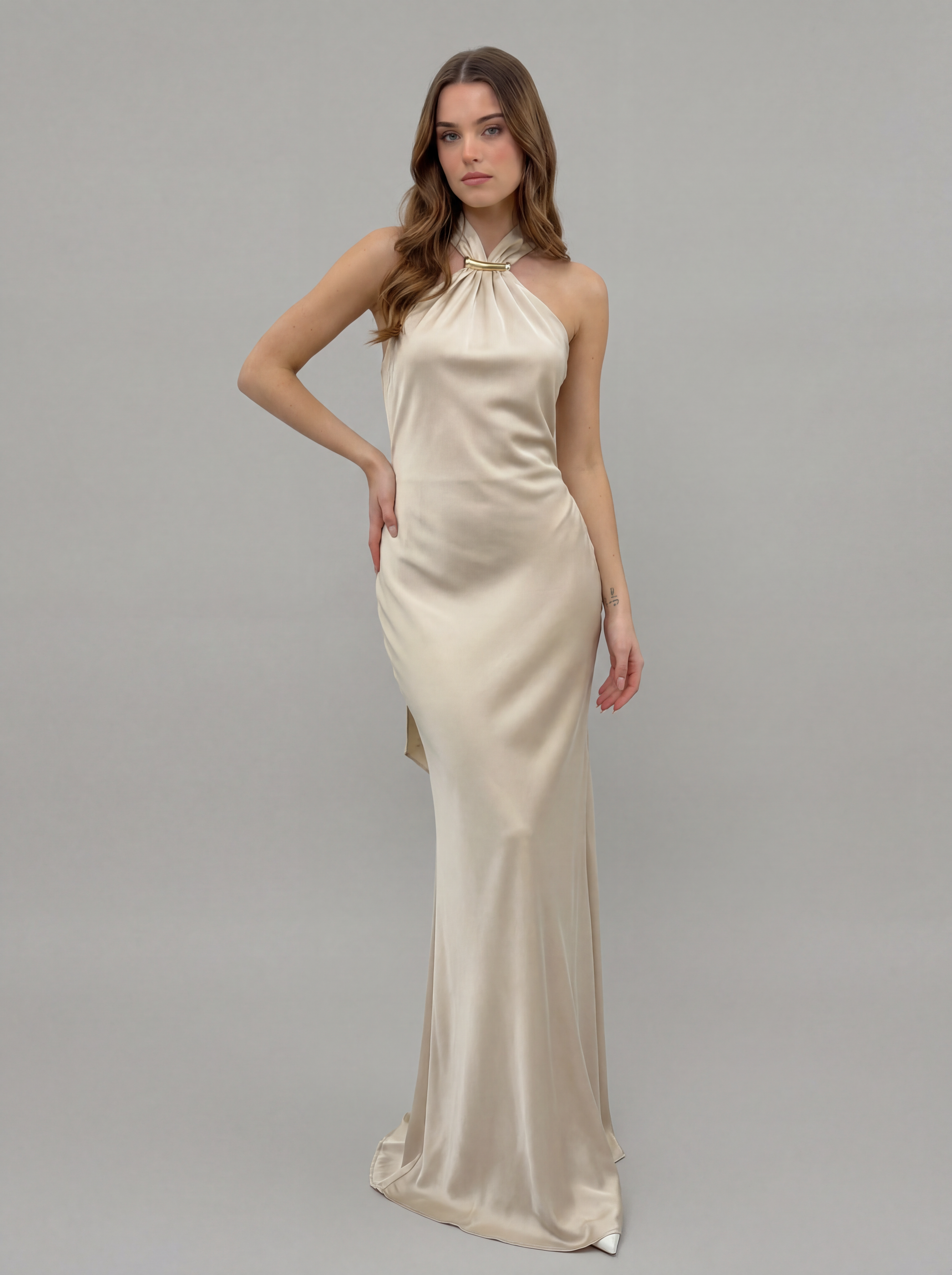 Abito lungo satinato con scollo halter e dettaglio gioiello