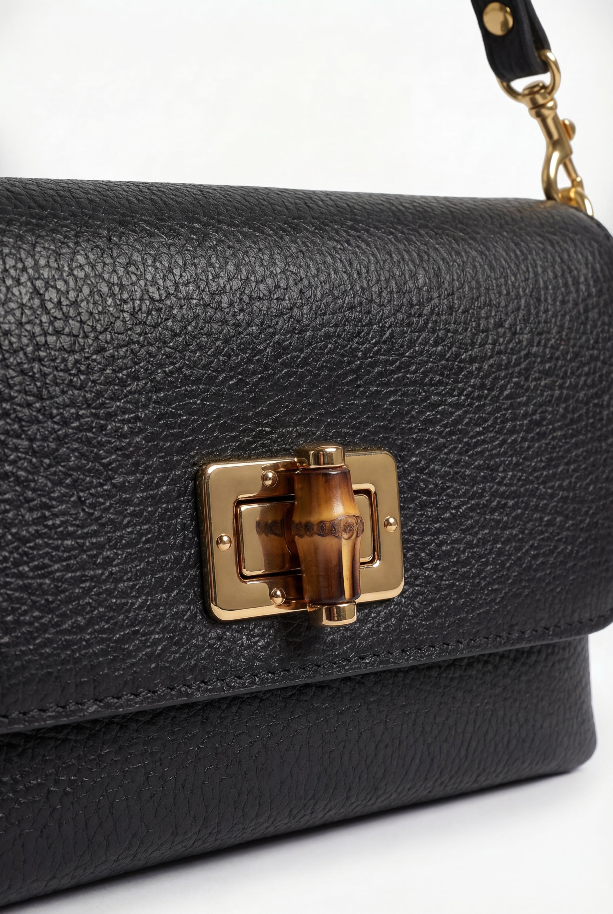 Borsa a spalla in vera pelle con chiusura decorativa