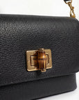 Borsa a spalla in vera pelle con chiusura decorativa