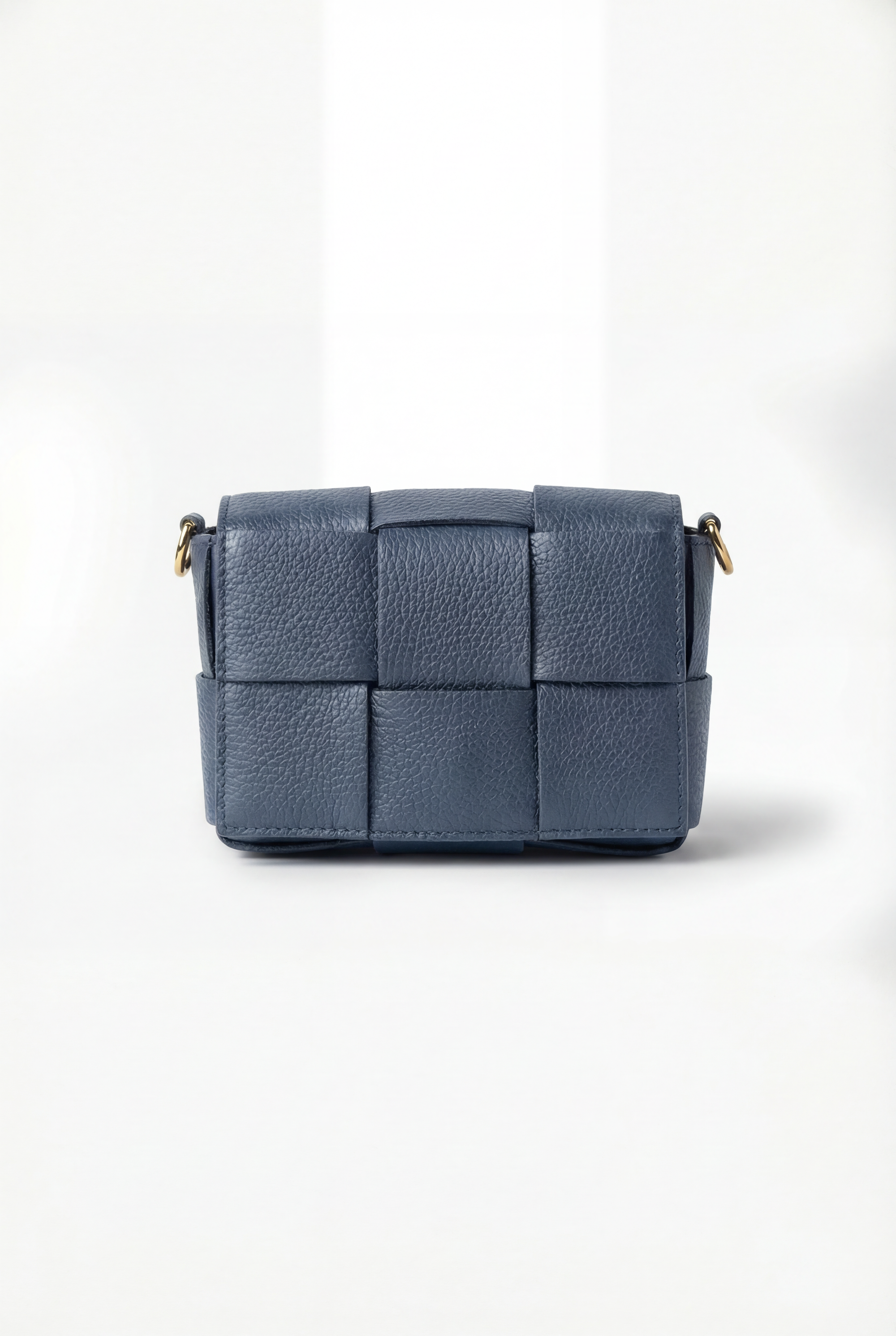 Mini bag intrecciata in vera pelle dal design moderno