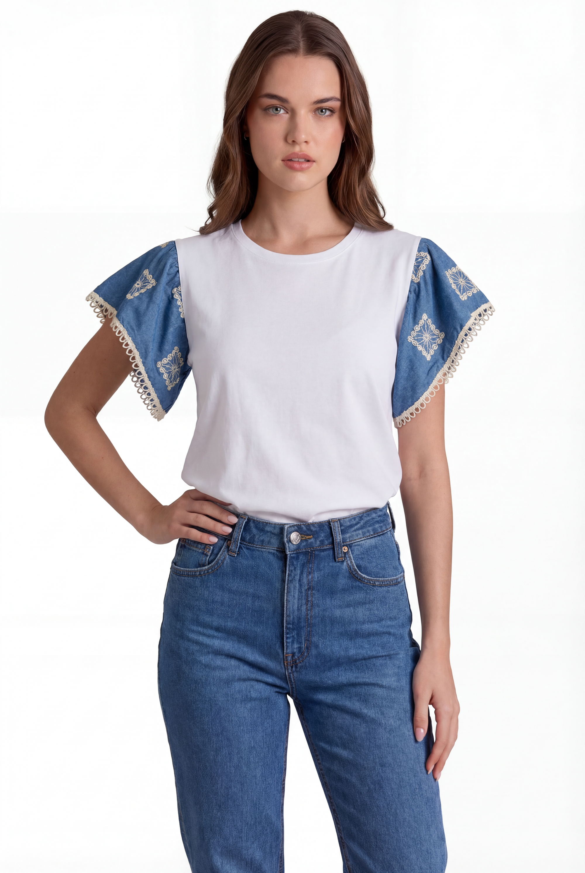 Maglia con ricami maniche a volant