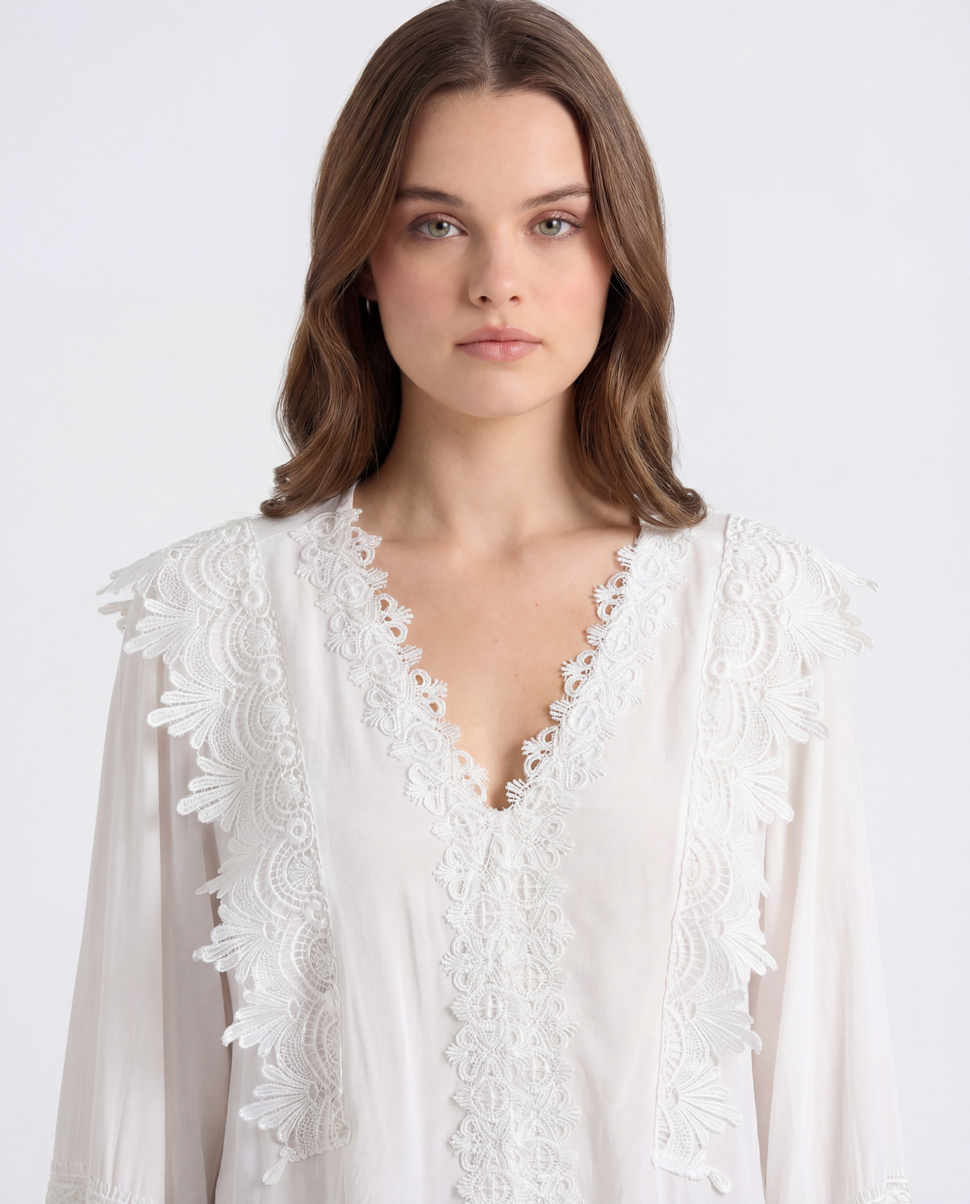 Camicia elegante con pizzo e scollo a V