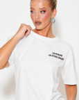 T-shirt con stampa “Chi mi regge un attimo l'ansia?”