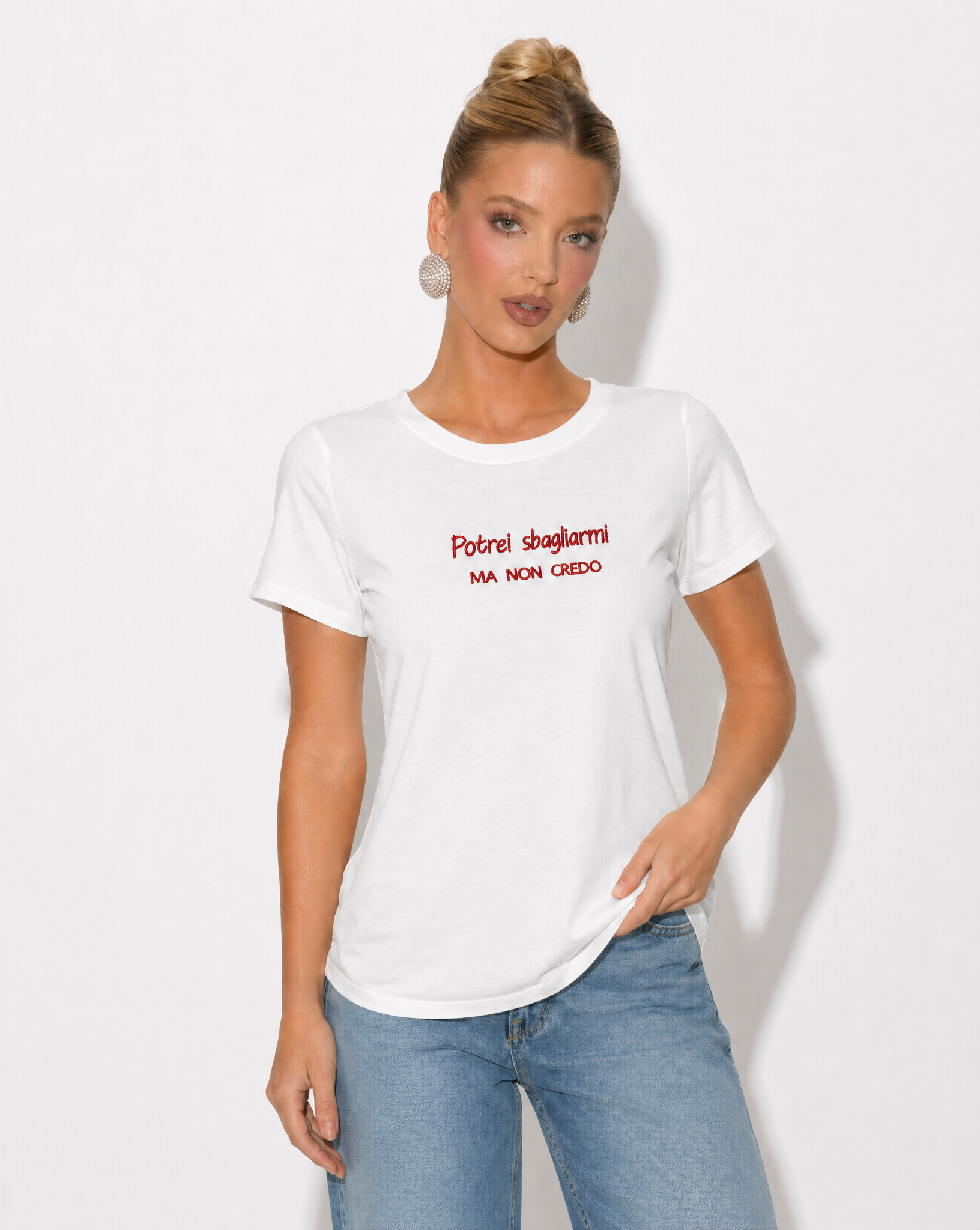 T-shirt in cotone con ricamo "potrei sbagliarmi ma non credo"