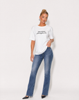 T-shirt in cotone con ricamo "sono in forma sbadigliante"