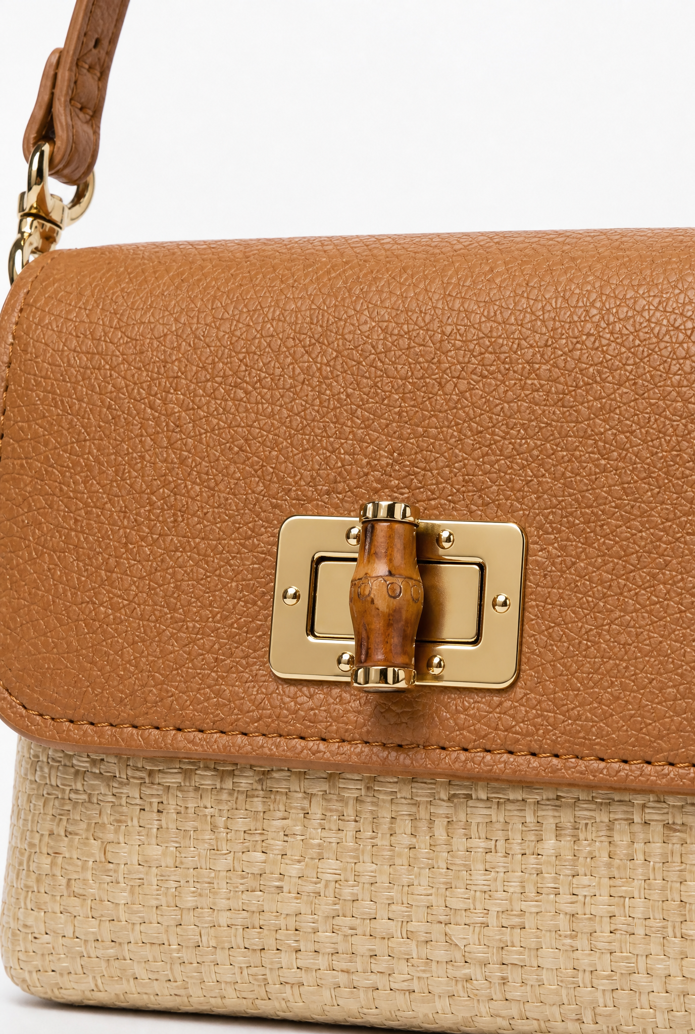 Mini bag in rafia con patta effetto pelle e chiusura gioiello