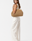 Clutch in rafia con chiusura gioiello – minimal e raffinata