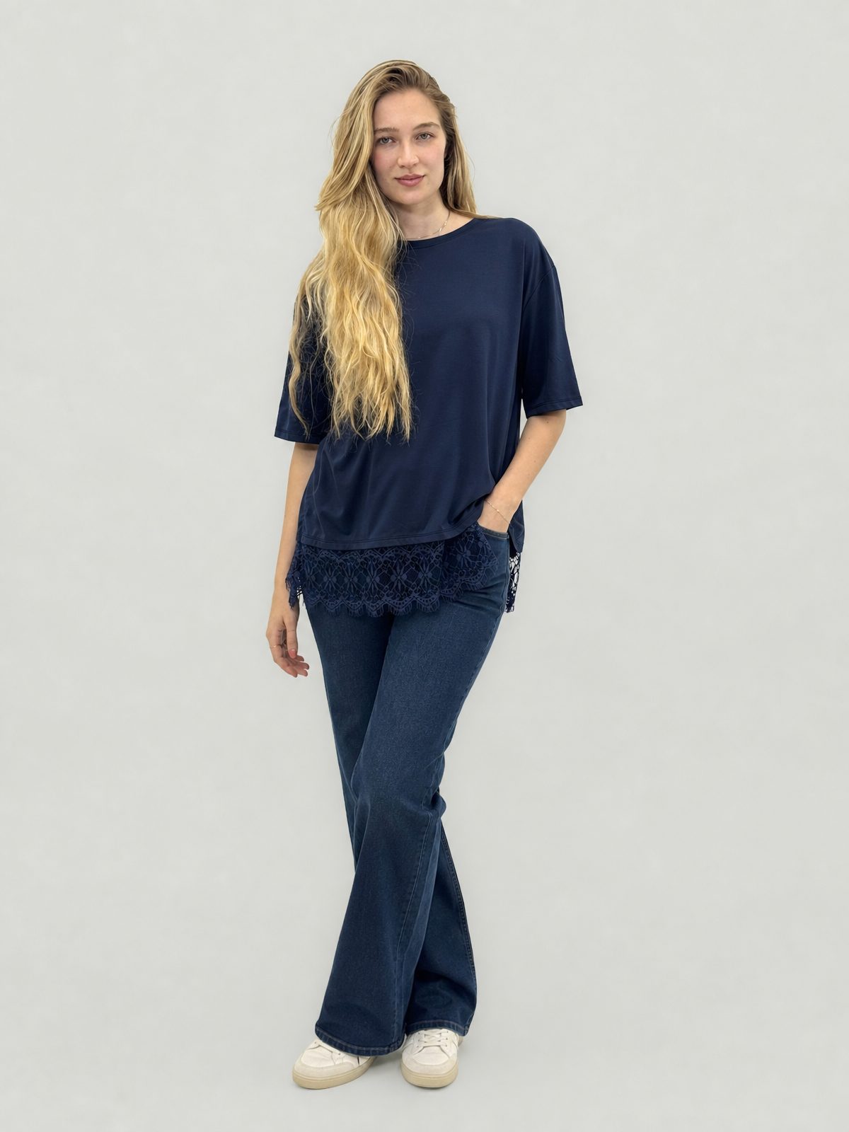 T-shirt over con inserto in pizzo sul fondo