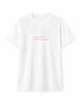 T-shirt bianca con scritta “Se parli male di me”