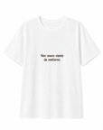 T-shirt bianca con scritta “Non avevo niente da mettermi”