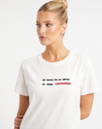 T-shirt bianca con scritta “Se tutto ha un senso”
