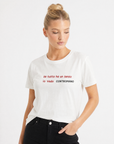 T-shirt bianca con scritta “Se tutto ha un senso”