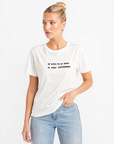 T-shirt bianca con scritta “Se tutto ha un senso”