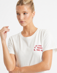 T-shirt bianca con scritta “La vita è amara, il vino no”