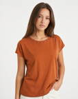 T-Shirt con Borchie sullo Scollo