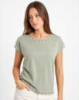 T-Shirt con Borchie sullo Scollo