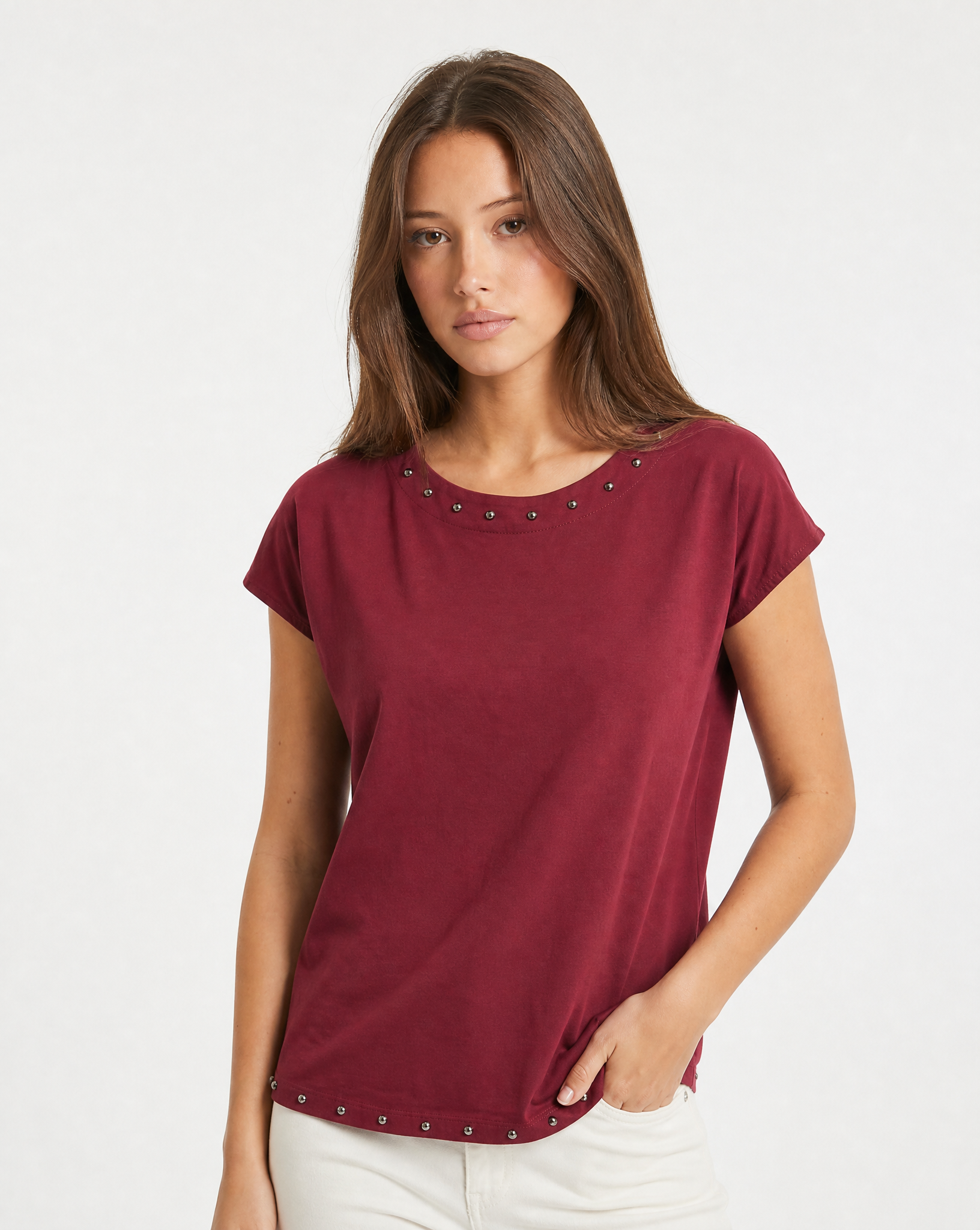 T-Shirt con Borchie sullo Scollo