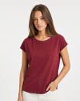 T-Shirt con Borchie sullo Scollo