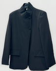Blazer strutturato con chiusura asimmetrica