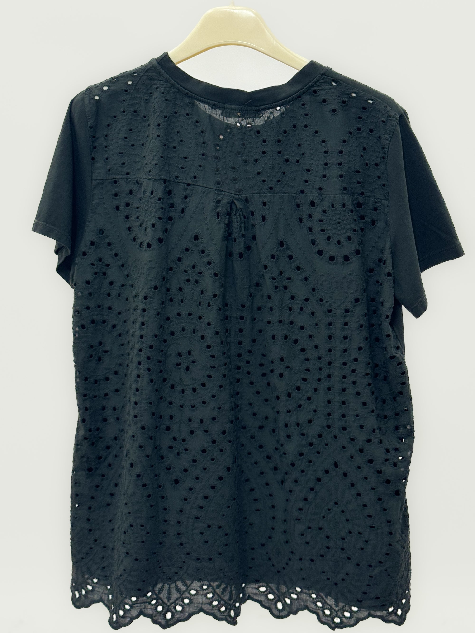 T-shirt con retro in sangallo e fondo smerlato