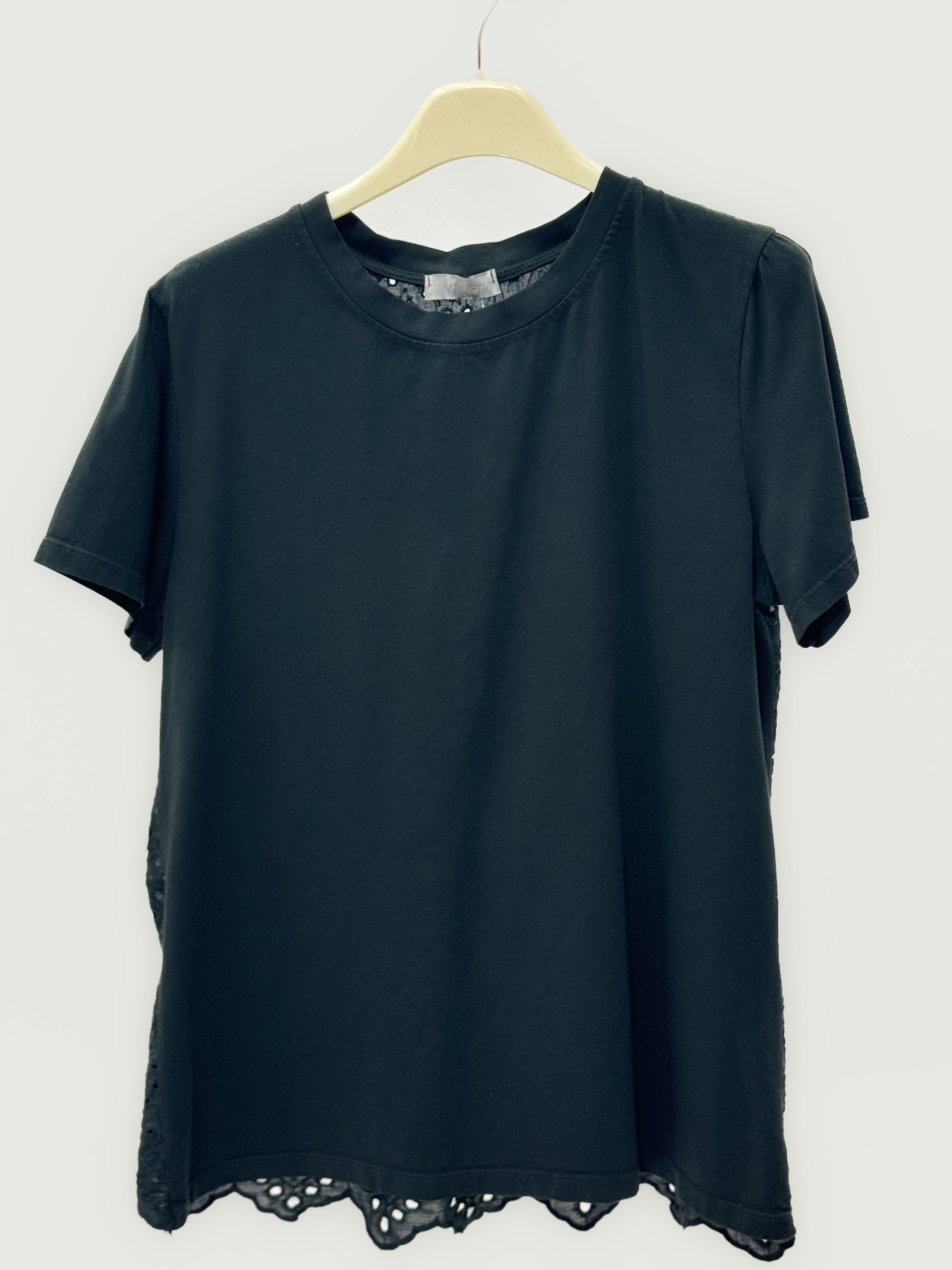 T-shirt con retro in sangallo e fondo smerlato