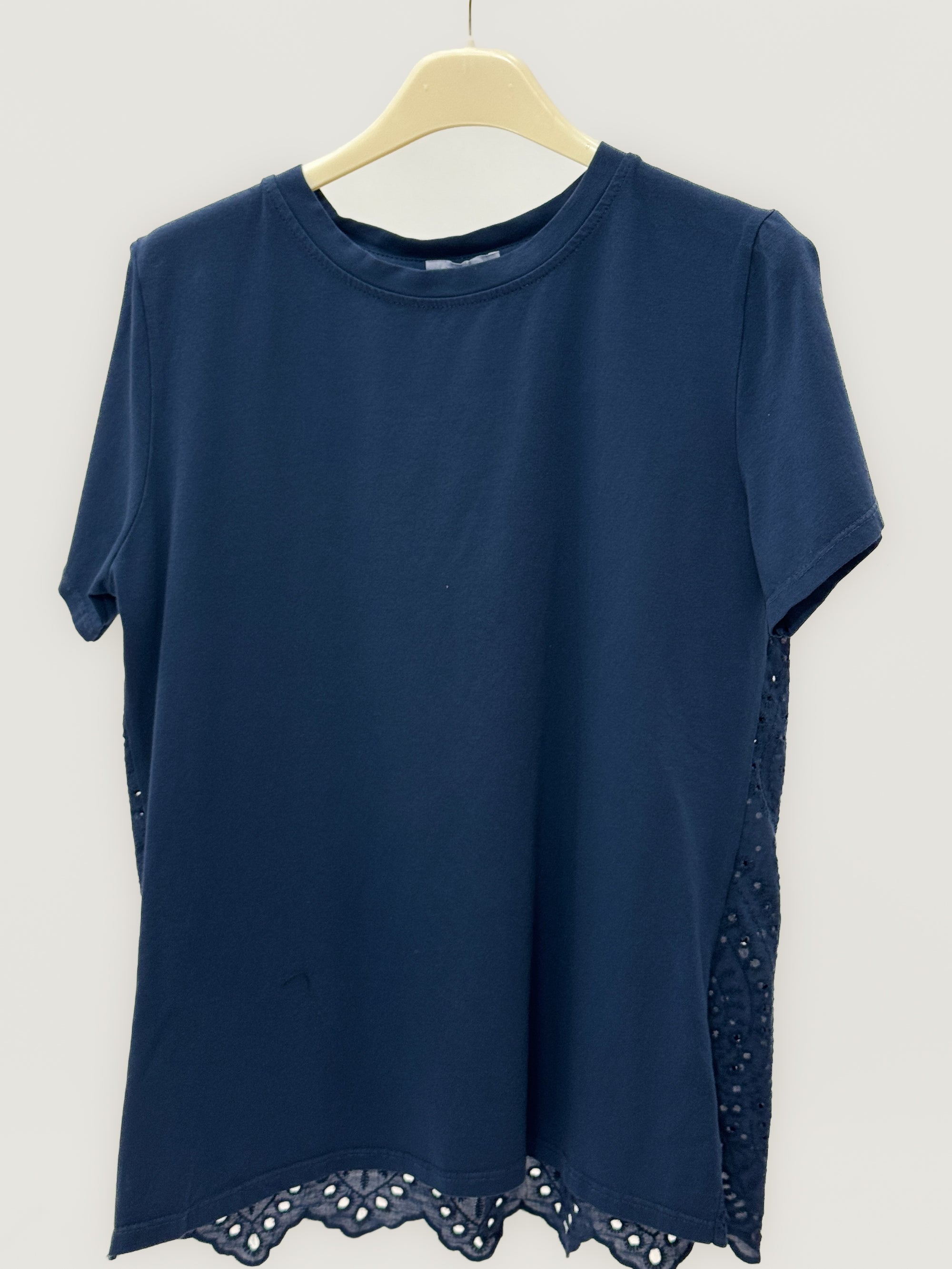 T-shirt con retro in sangallo e fondo smerlato