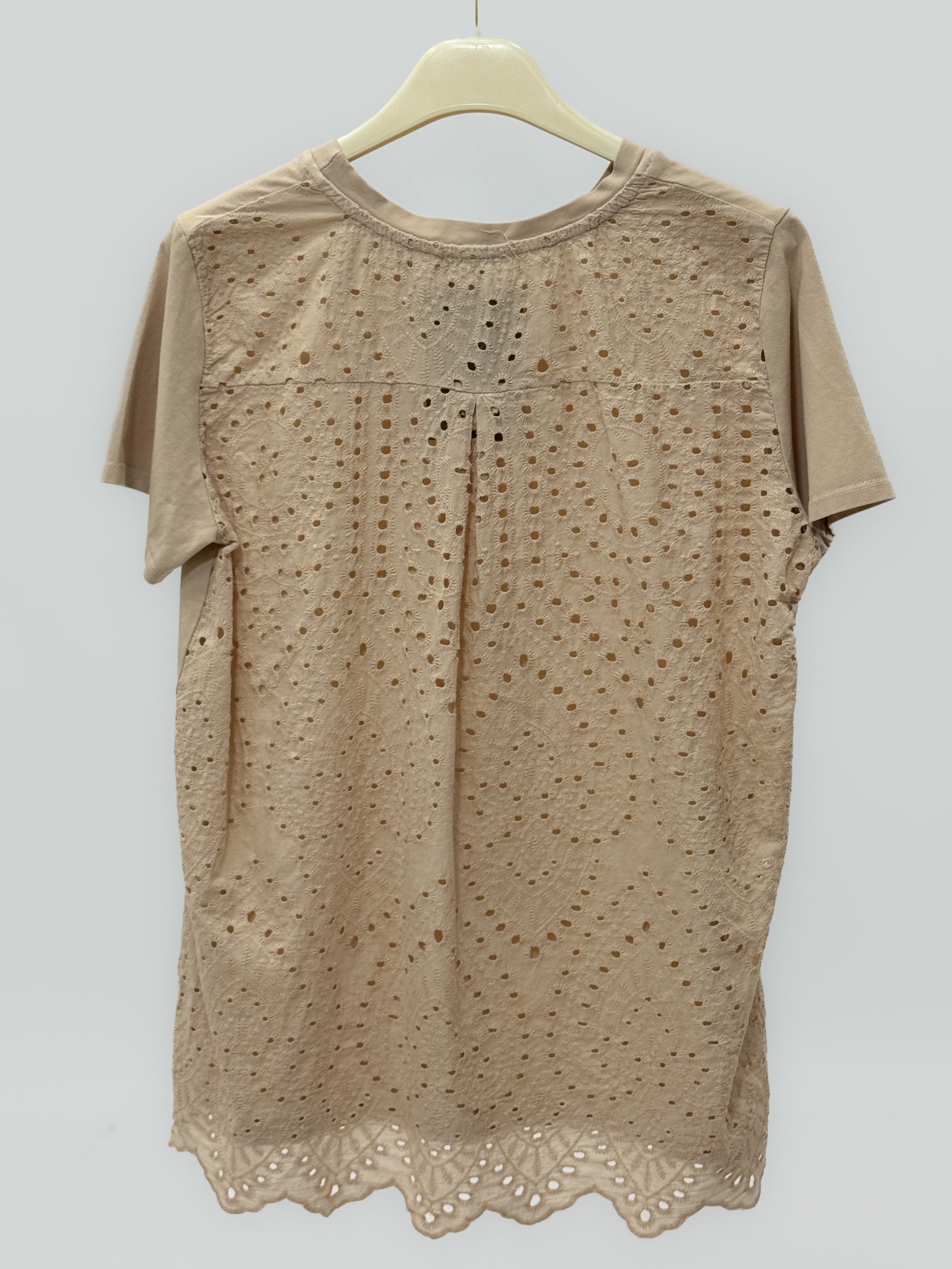 T-shirt con retro in sangallo e fondo smerlato