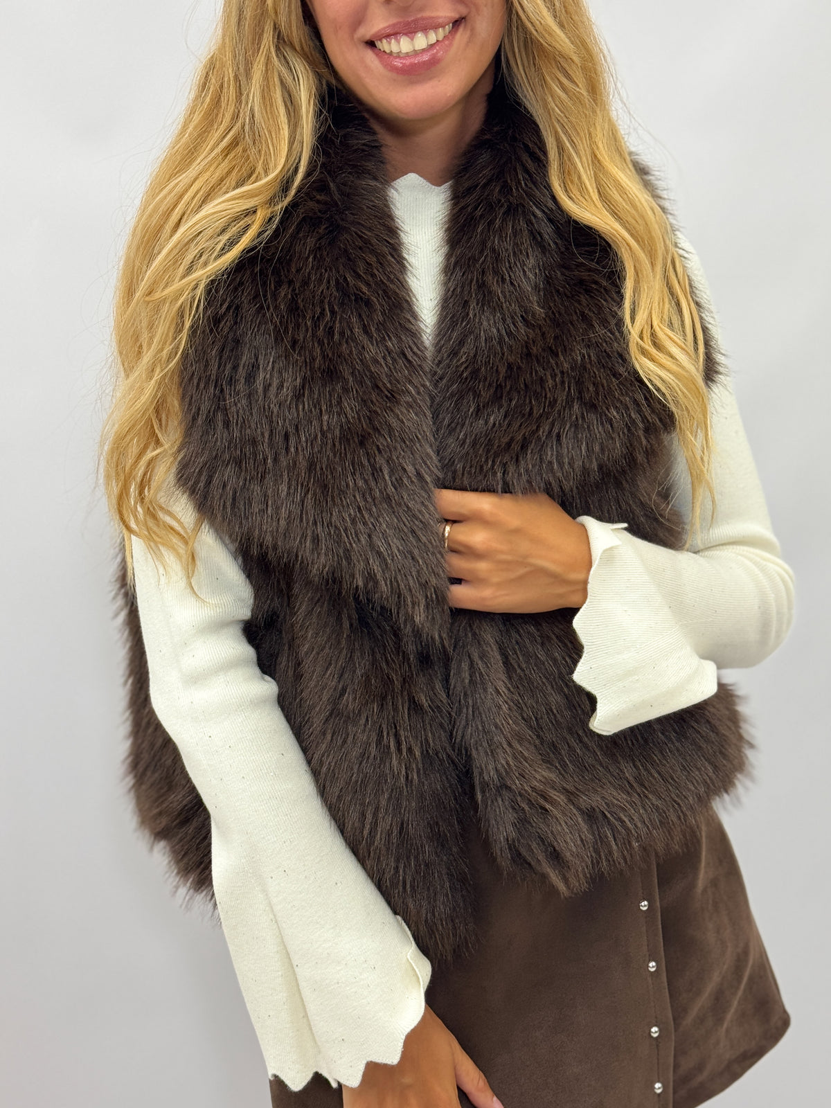 Gilet donna in ecopelliccia con ampio collo