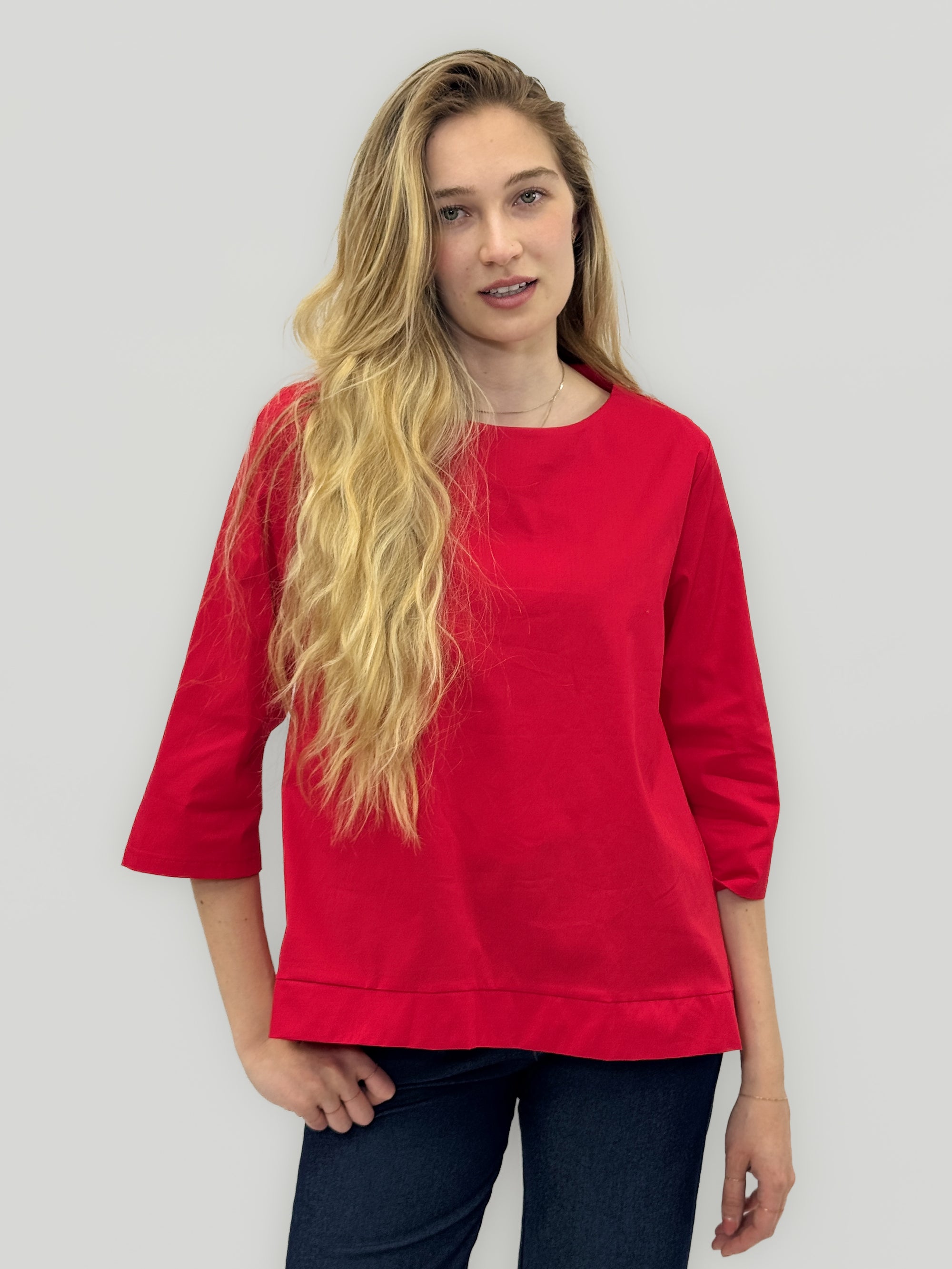 Blusa girocollo in cotone con manica a 3/4 e linea pulita