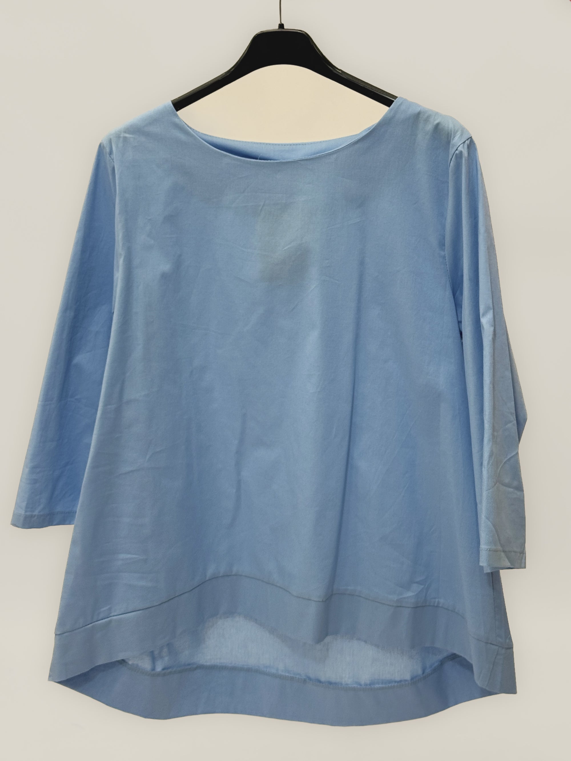 Blusa girocollo in cotone con manica a 3/4 e linea pulita