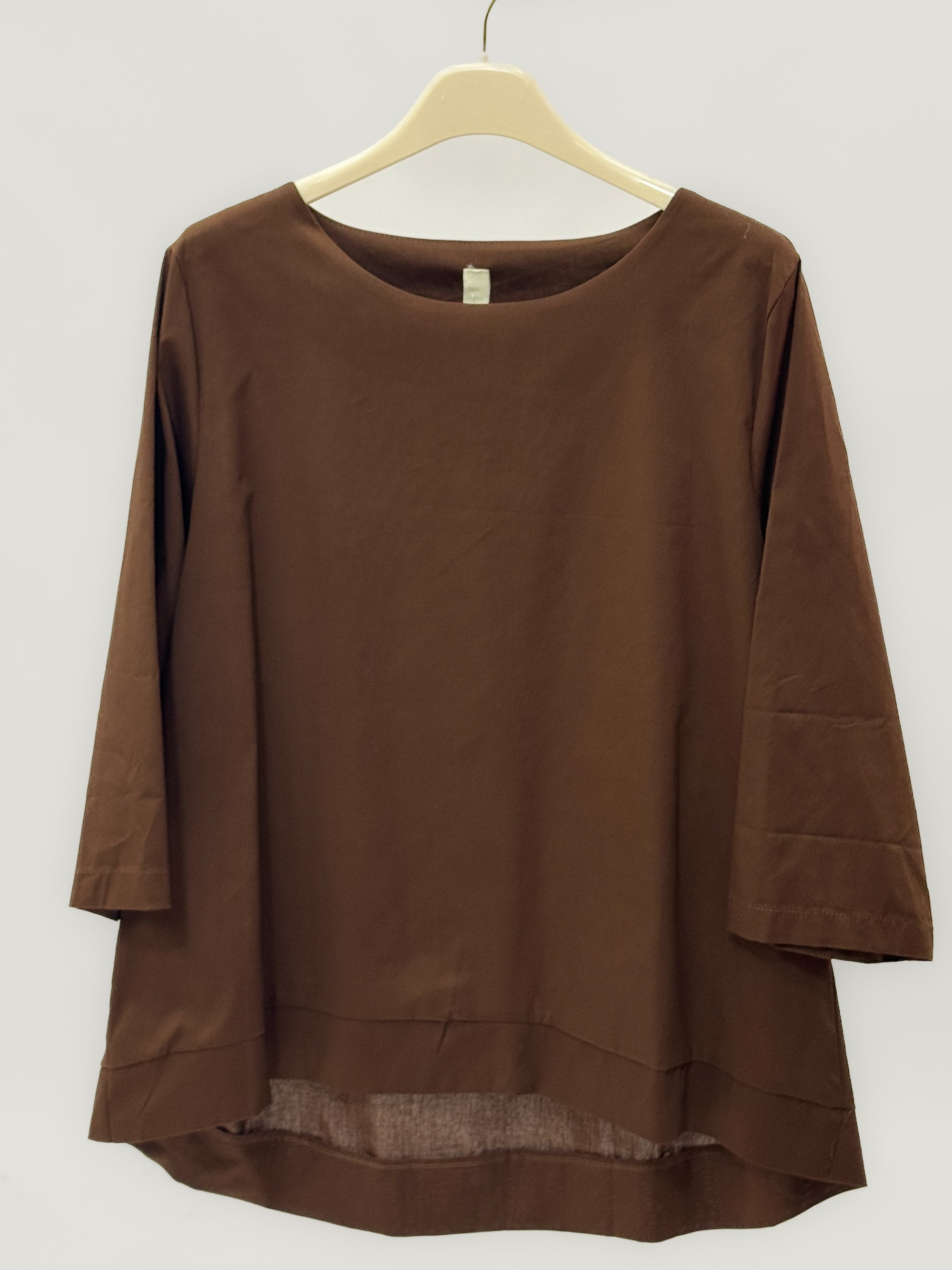 Blusa girocollo in cotone con manica a 3/4 e linea pulita
