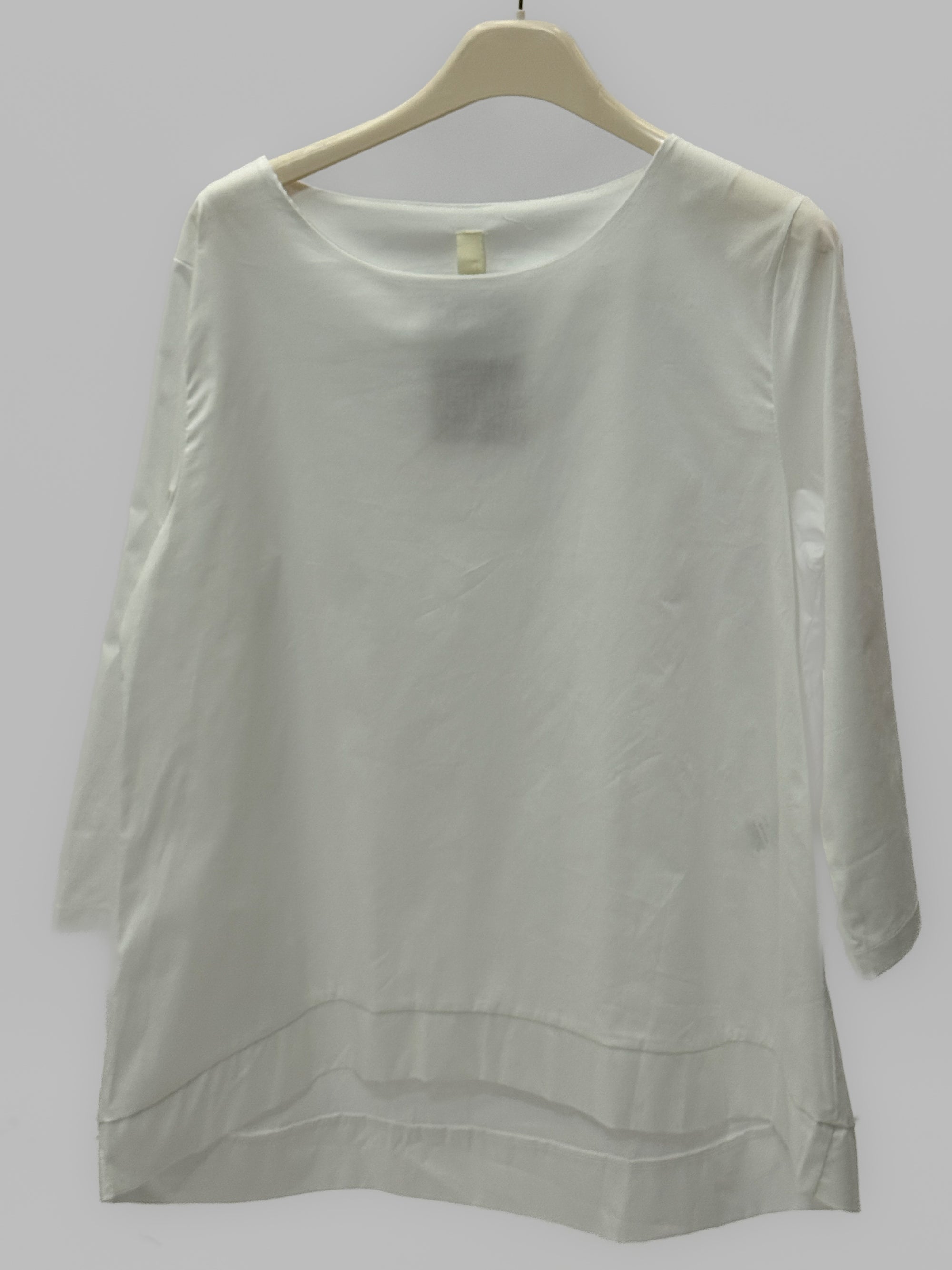 Blusa girocollo in cotone con manica a 3/4 e linea pulita