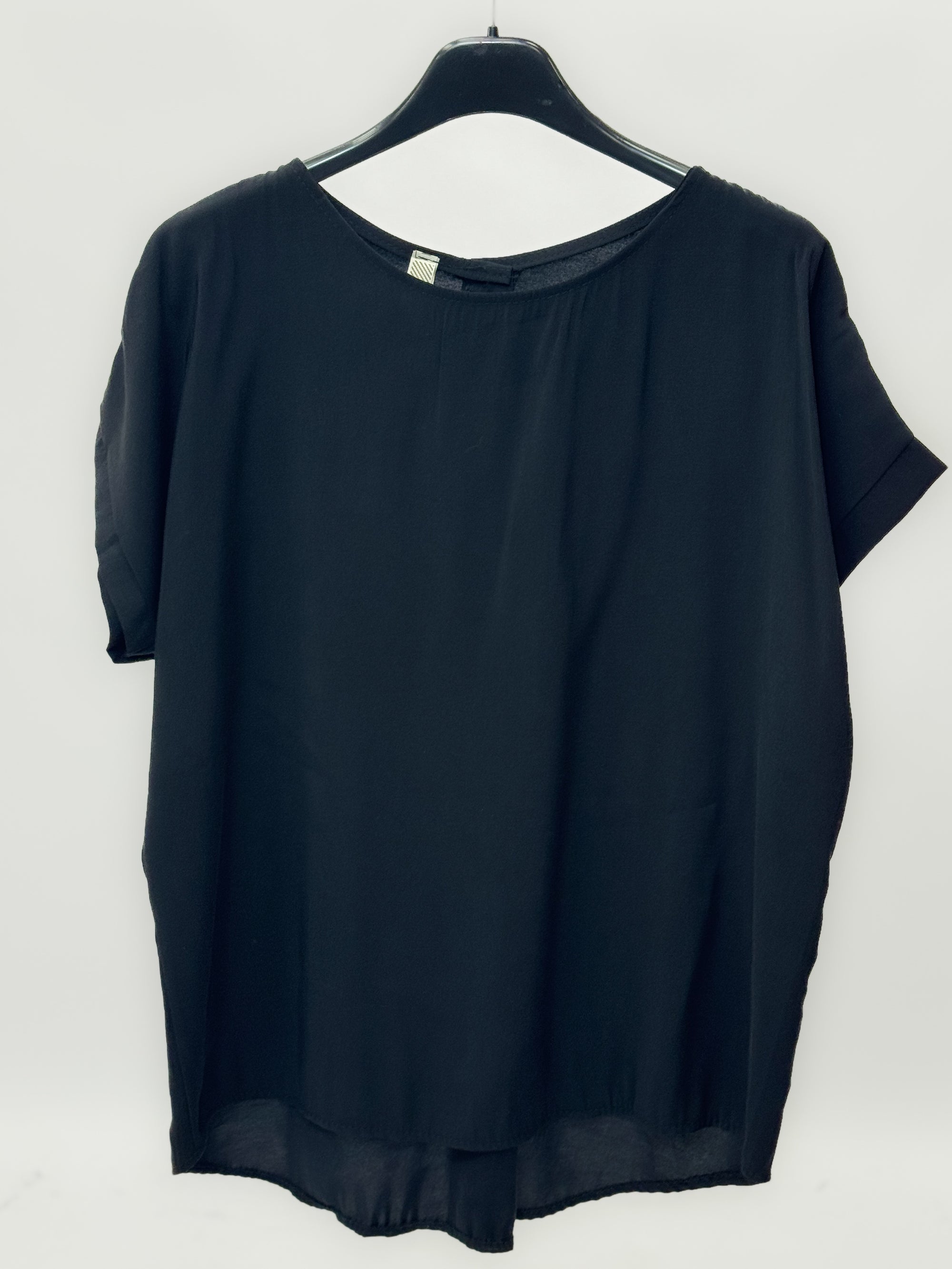 Blusa fluida con bottoni sul retro e maniche corte