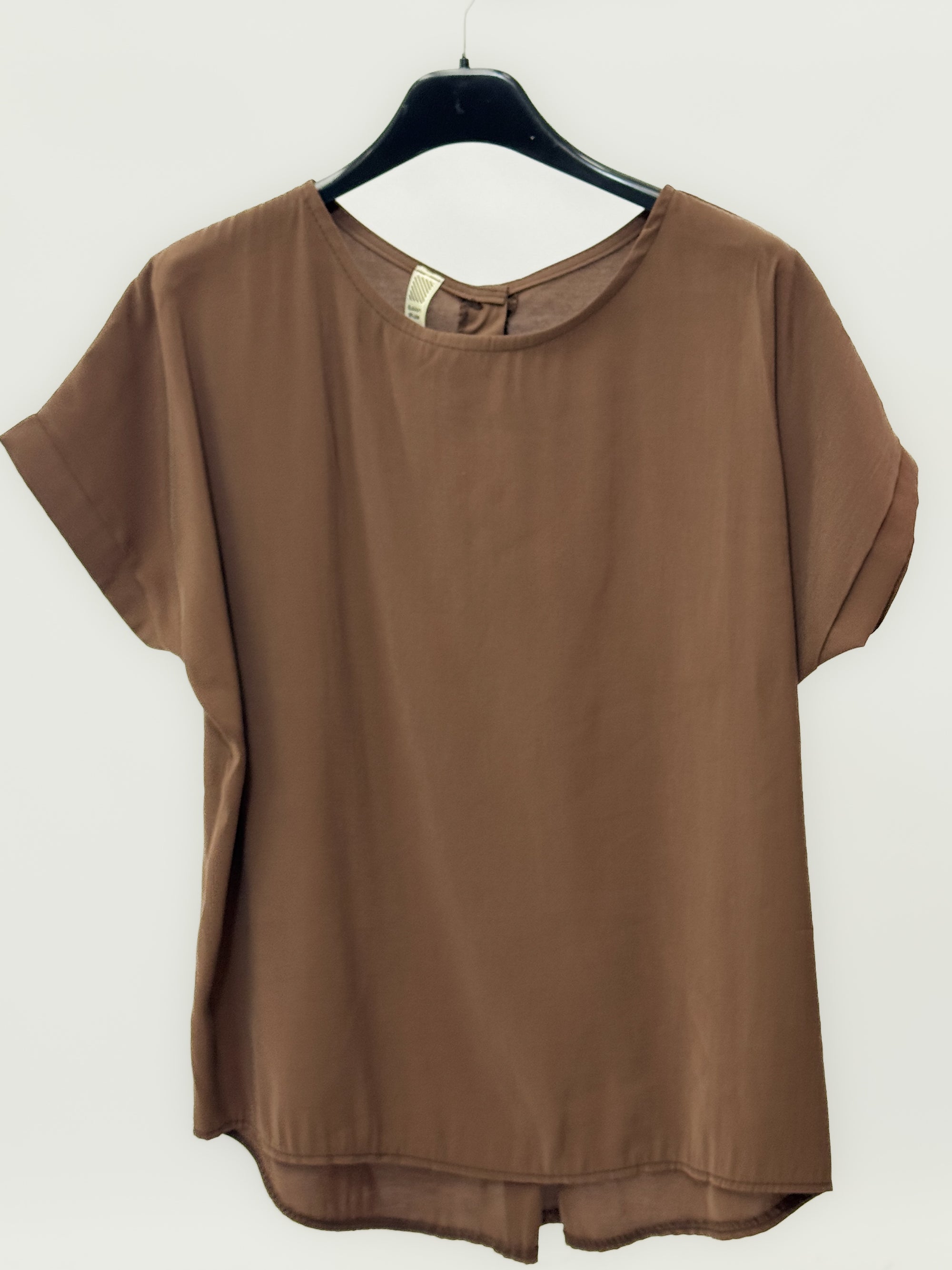 Blusa fluida con bottoni sul retro e maniche corte