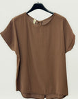Blusa fluida con bottoni sul retro e maniche corte