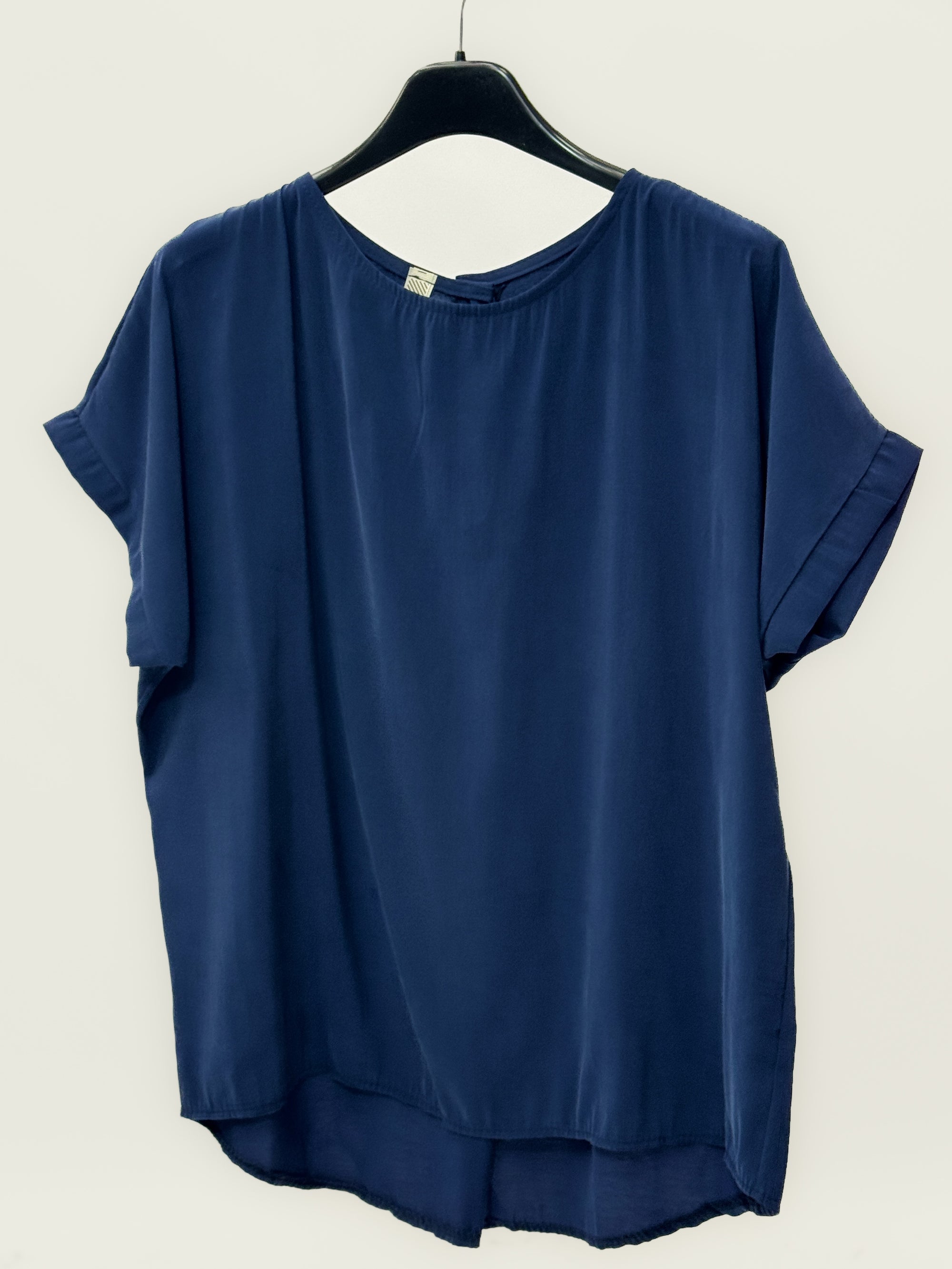 Blusa fluida con bottoni sul retro e maniche corte