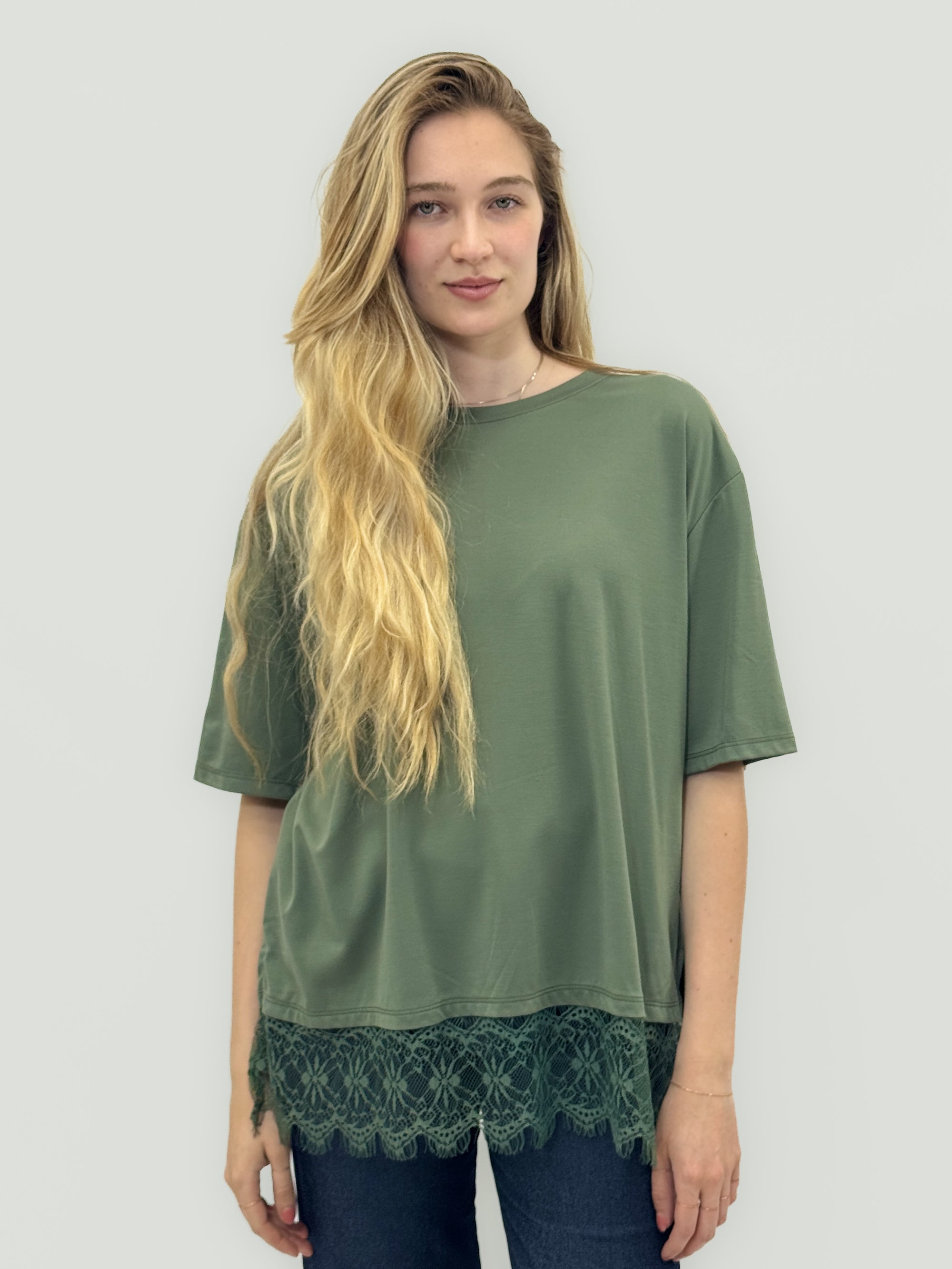 T-shirt over con inserto in pizzo sul fondo