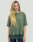 T-shirt over con inserto in pizzo sul fondo