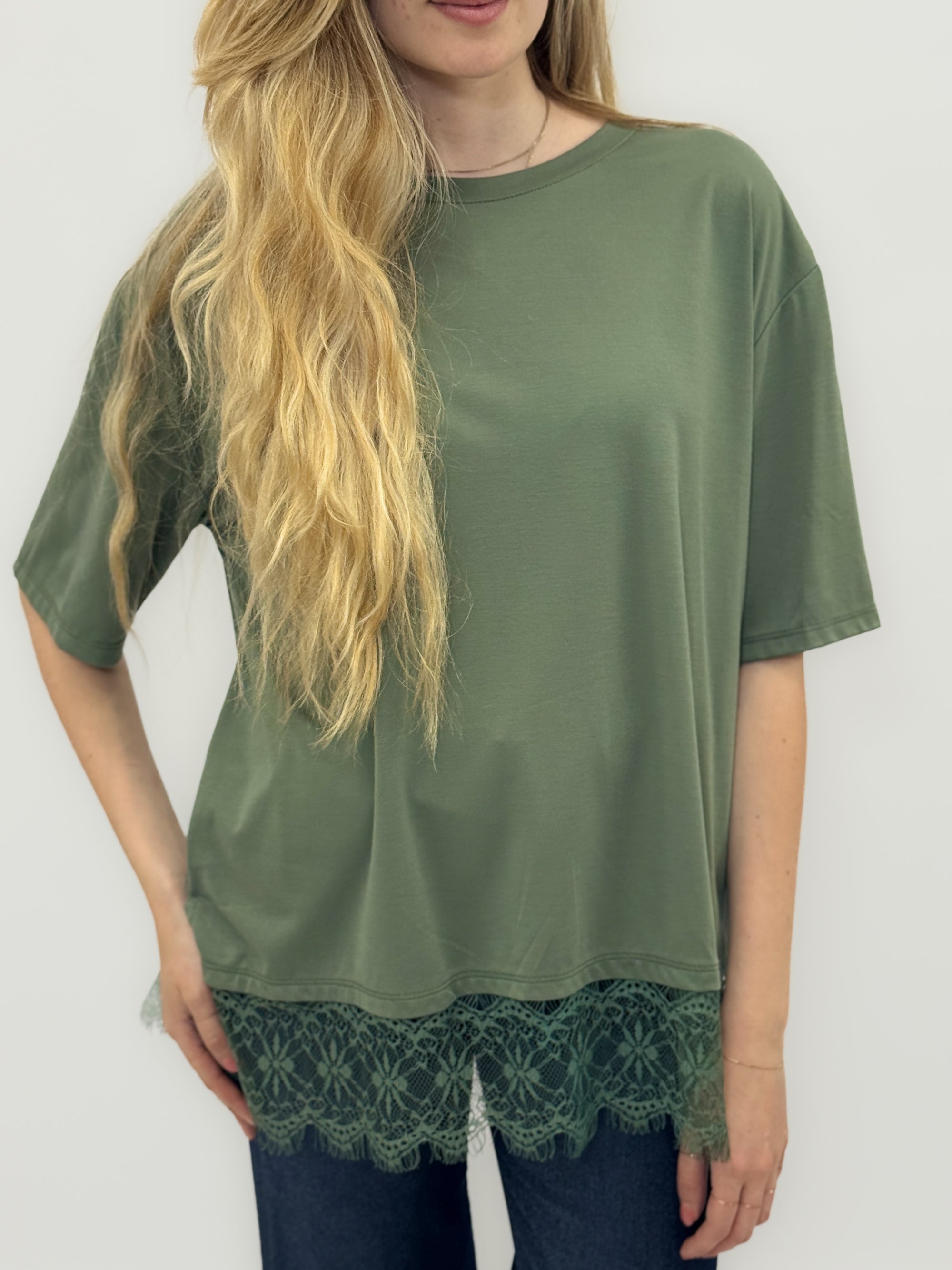T-shirt over con inserto in pizzo sul fondo