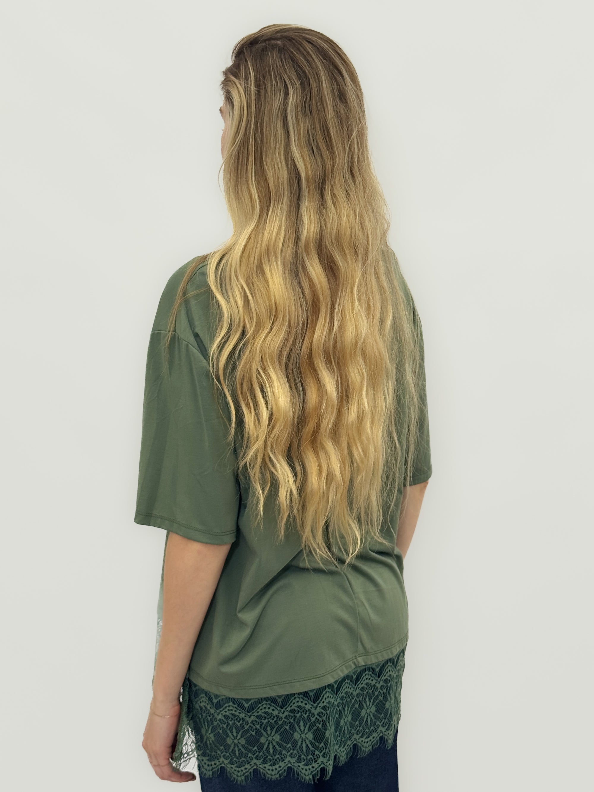 T-shirt over con inserto in pizzo sul fondo