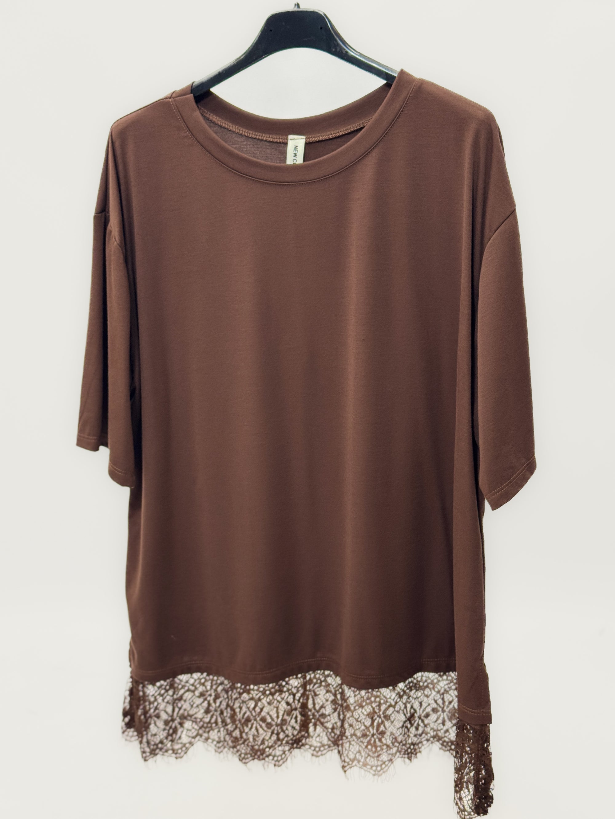 T-shirt over con inserto in pizzo sul fondo