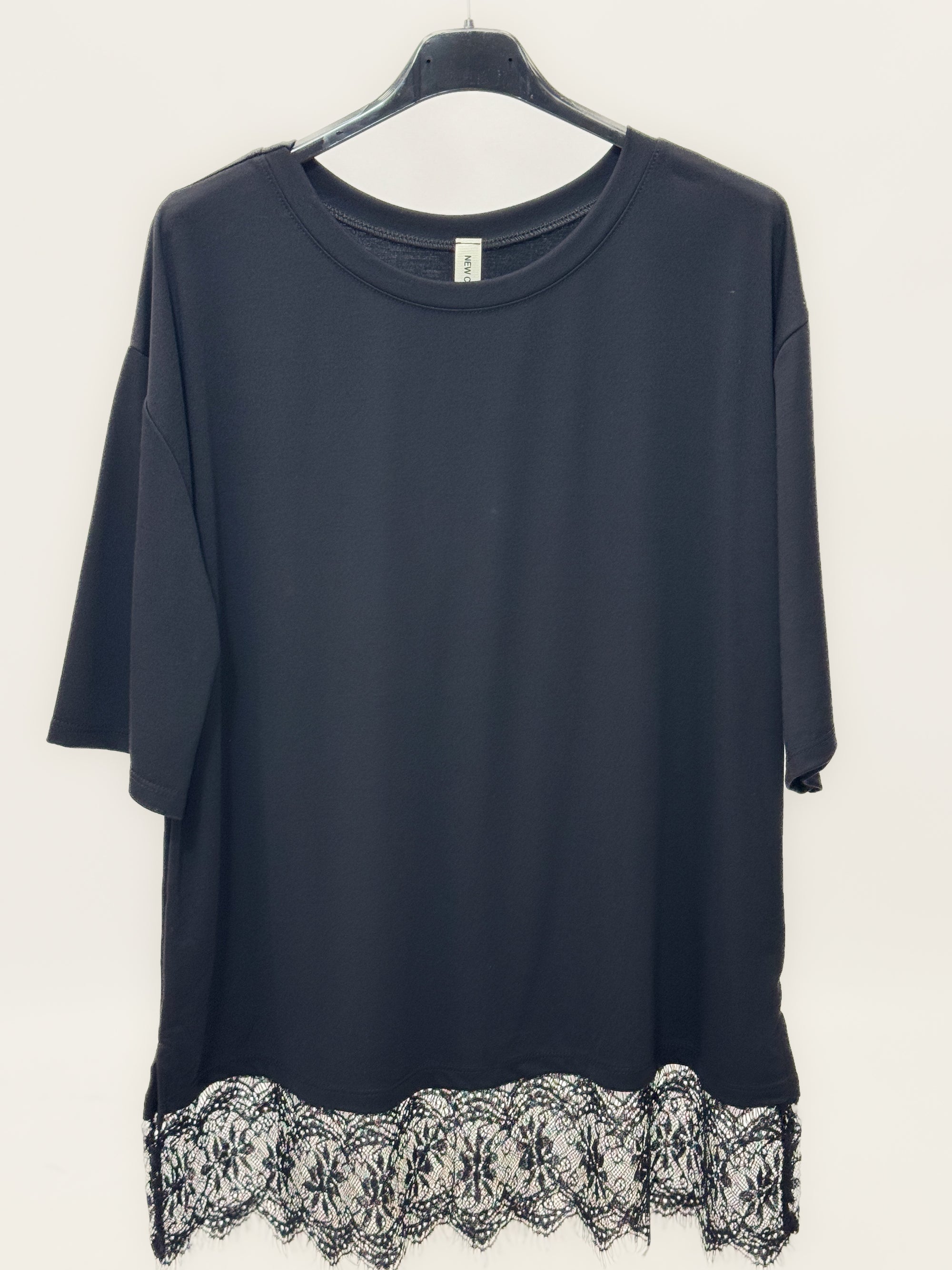 T-shirt over con inserto in pizzo sul fondo