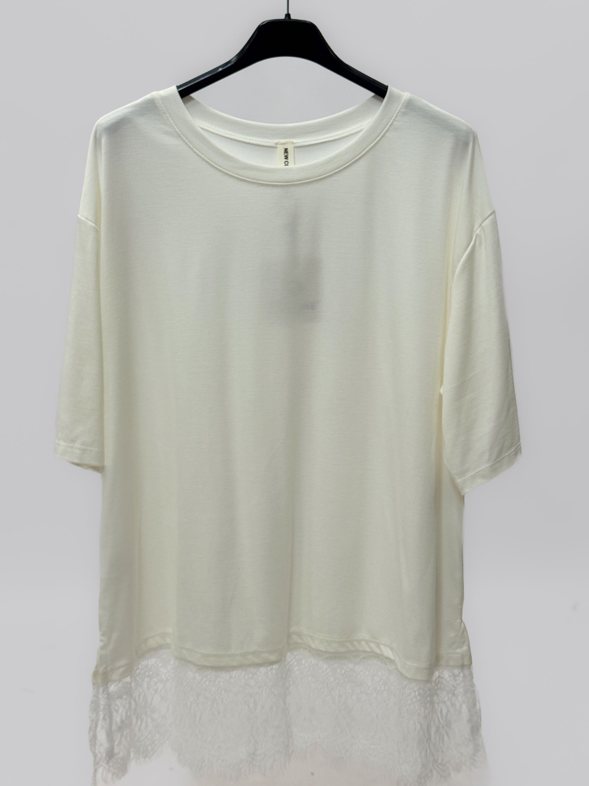 T-shirt over con inserto in pizzo sul fondo