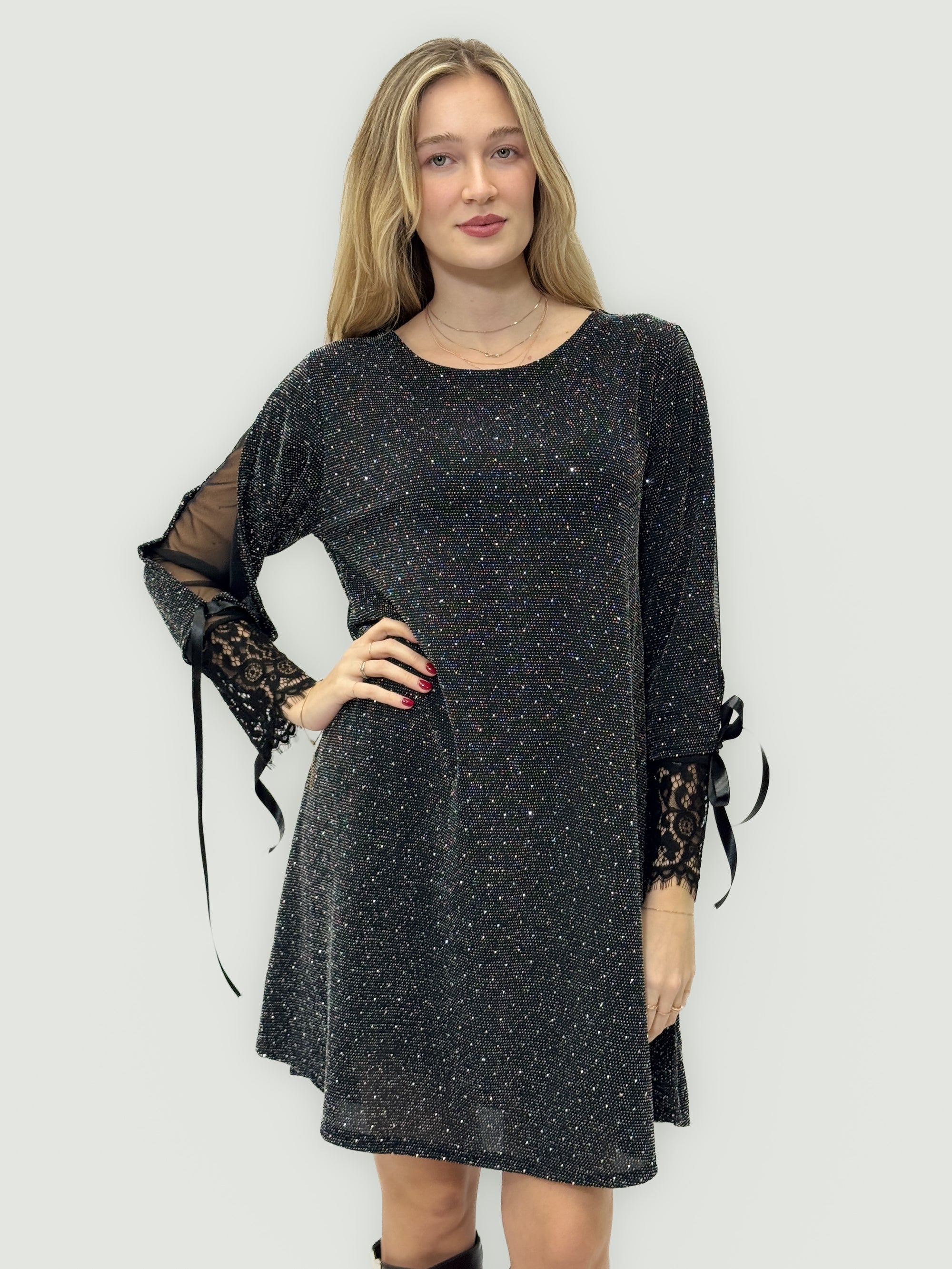 Abito Brillante con Maniche in Pizzo e Fiocchi