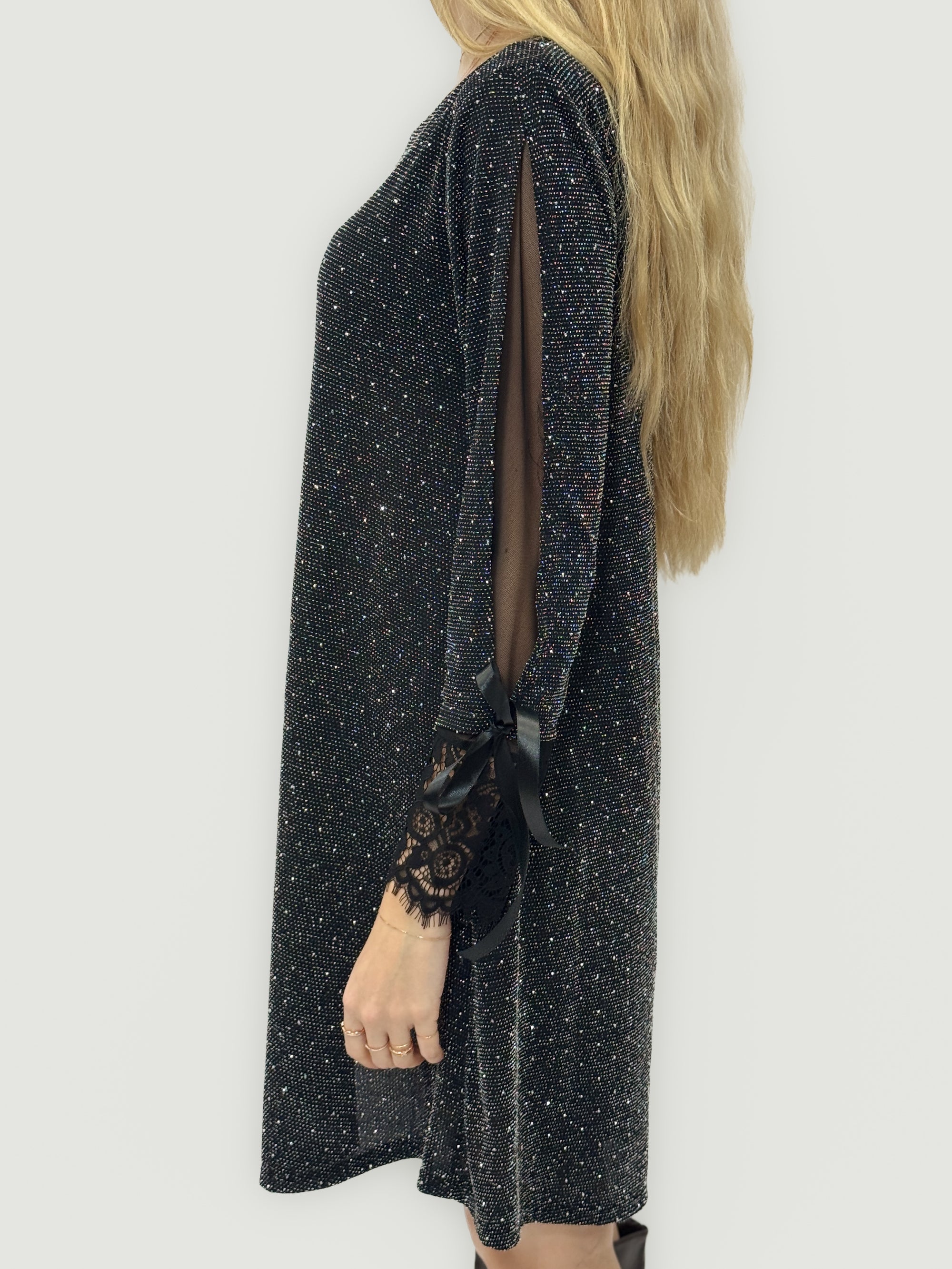 Abito Brillante con Maniche in Pizzo e Fiocchi